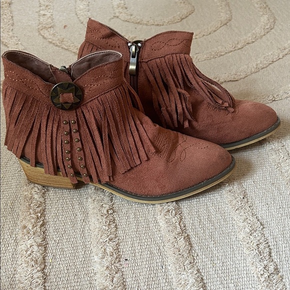 Mi.iM Shoes - Fringed Suede Ankle Boots